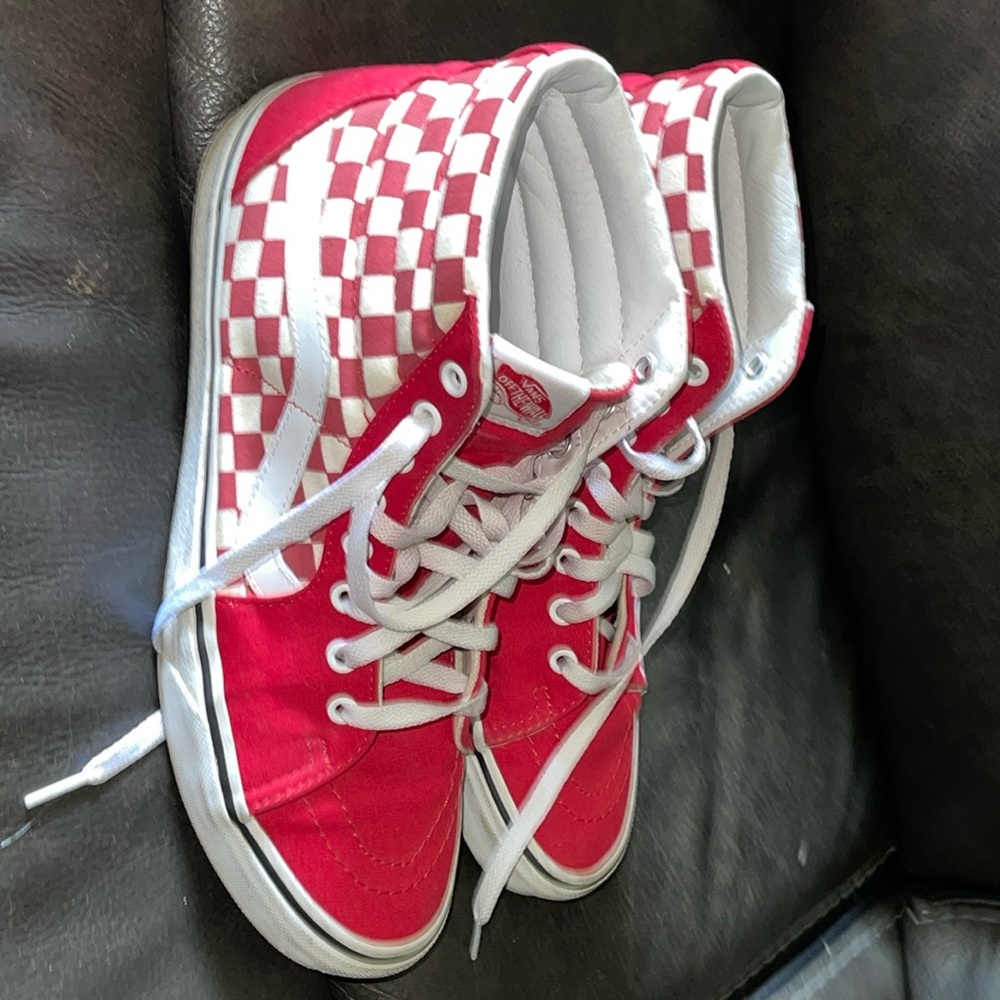 Vans red and white checkered high top shoes men’s size 11. Great condition
